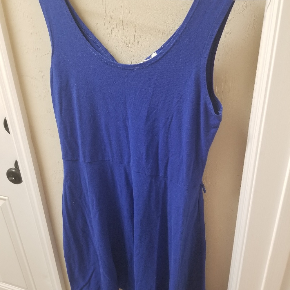 Sleeveless Dress & Key Hole Back